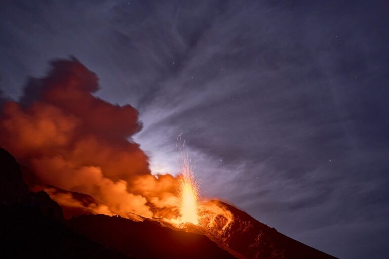 Rangkuman Peristiwa: Erupsi Gunung Semeru dan Karhutla