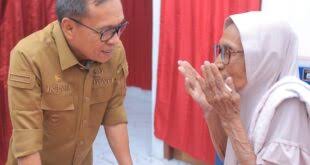 Bupati Halmahera Tengah Kunjungi Lansia di Fidi Jaya